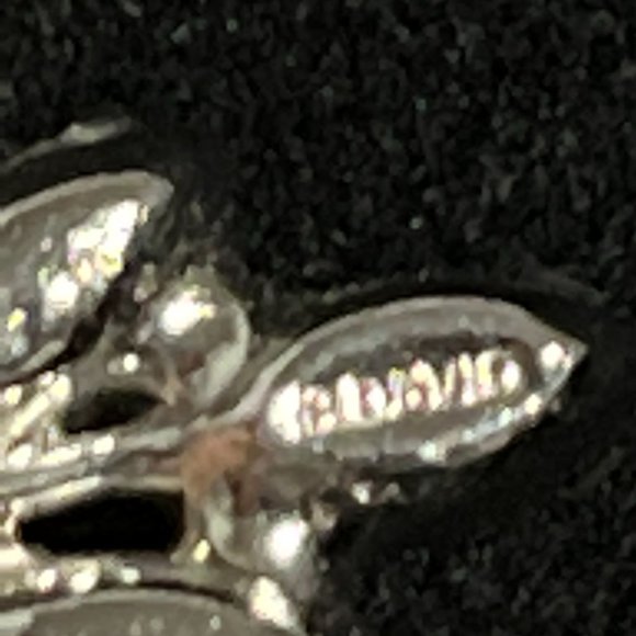 B David Silver Tone Brilliant Aurora Borealis Figural Leaf Brooch Signed (3944) - Picture 7 of 7